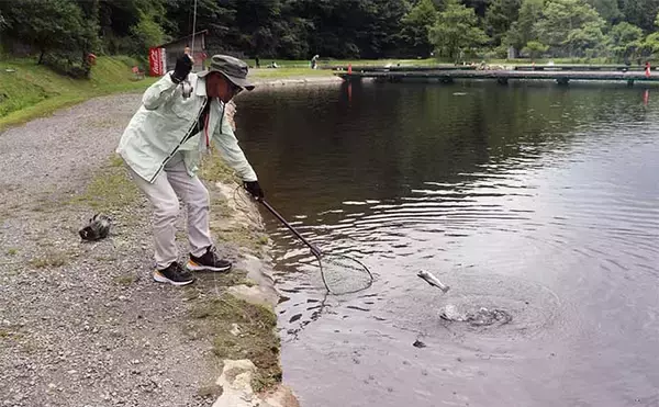 「夏休みの釣りレジャー好スポット紹介：平谷湖フィッシングスポット【長野】」の画像
