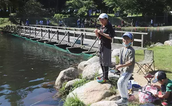 「夏休みの釣りレジャー好スポット紹介：平谷湖フィッシングスポット【長野】」の画像