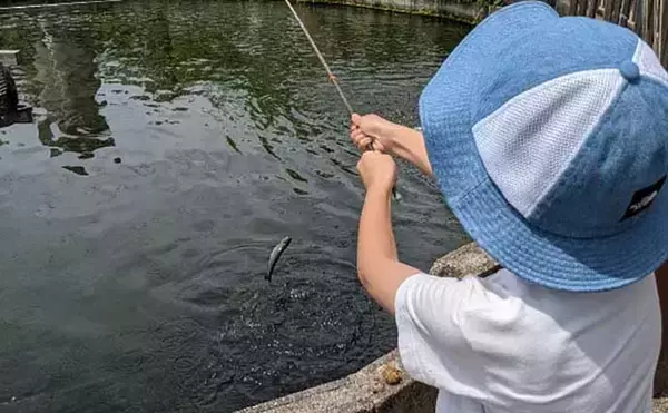 「「初めて釣れた1尾は一生の思い出！」 釣りで最も嬉しい瞬間とは？」の画像