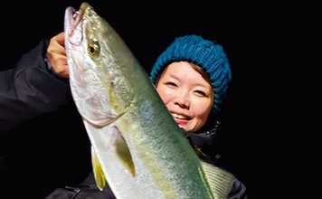 師匠と挑んだ夜の堤防ブリ釣り【熊本・茂串漁港】爆風に耐えて70cm超え手中