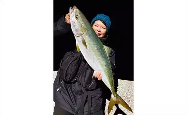 「師匠と挑んだ夜の堤防ブリ釣り【熊本・茂串漁港】爆風に耐えて70cm超え手中」の画像
