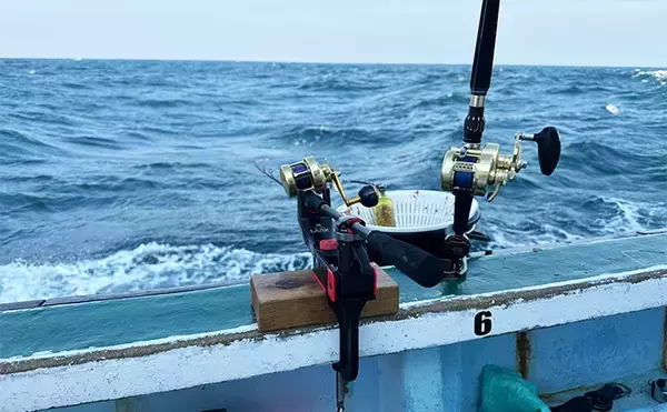 「船シマアジ釣りにおけるリールの選び方　利き手で巻く手巻きリールがオススメなワケとは？」の画像