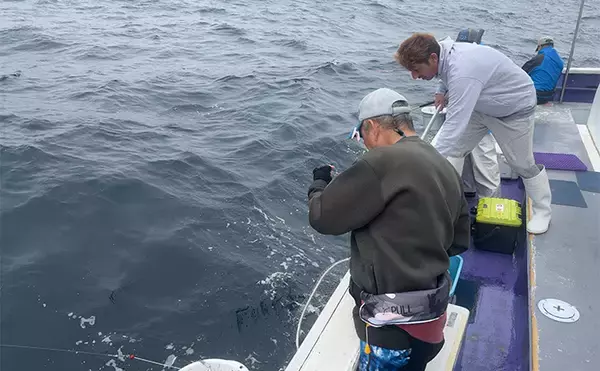 「船シマアジ釣りにおけるリールの選び方　利き手で巻く手巻きリールがオススメなワケとは？」の画像