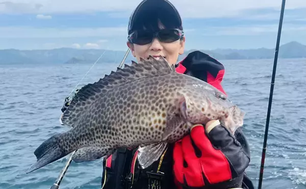 「深島の磯で40cm超え良型クロが連発！ 潮変わりにはオオモンハタも登場【大分】」の画像