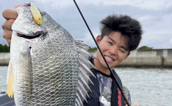 ボートチヌトップゲームで良型キビレ 水面下1cm を狙ってヒット 22年7月24日 エキサイトニュース ボートチヌトップゲームで良型キビレ 水面下1cm を狙ってヒット 22年7月24日 エキサイトニュース