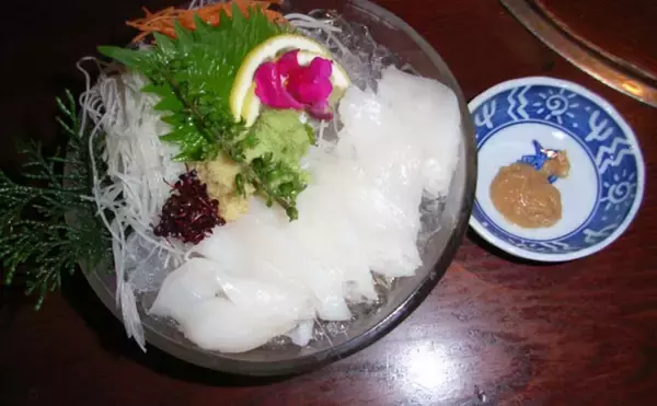 「のんびり海を漂うユニークな巨大魚＜マンボウ＞　実はとても美味しい魚だった？」の画像