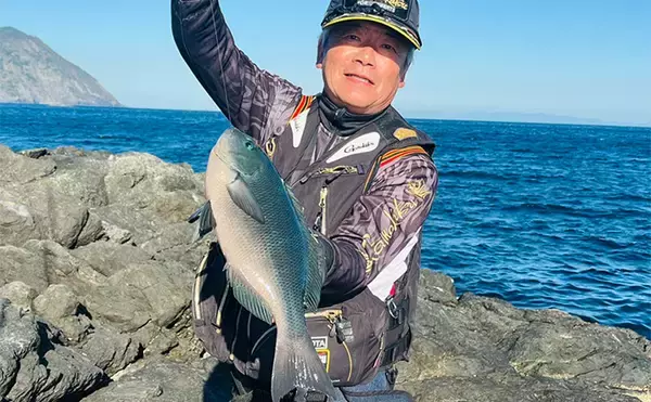 「沖磯フカセ釣り43cm筆頭に良型クロ（メジナ）連発【大分】尾長グレも顔見せ」の画像