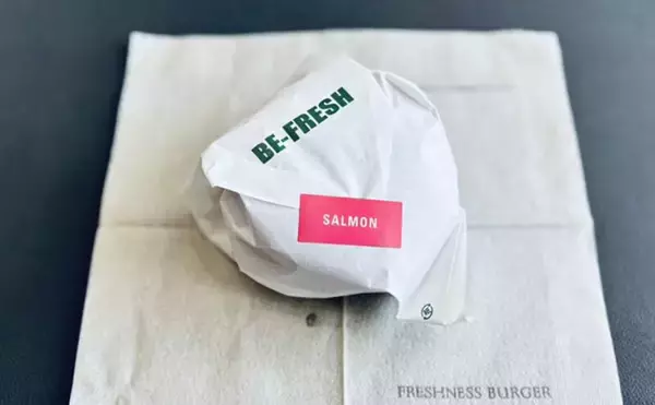 「「人気バーガーチェーンの隠れメニュー？」 北海道産鮭を使用したフィッシュバーガー」の画像