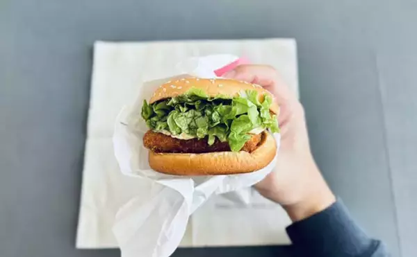 「「人気バーガーチェーンの隠れメニュー？」 北海道産鮭を使用したフィッシュバーガー」の画像