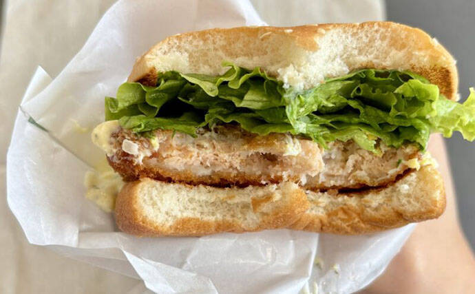 「人気バーガーチェーンの隠れメニュー？」 北海道産鮭を使用したフィッシュバーガー