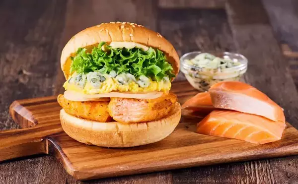 「「人気バーガーチェーンの隠れメニュー？」 北海道産鮭を使用したフィッシュバーガー」の画像
