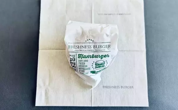 「「人気バーガーチェーンの隠れメニュー？」 北海道産鮭を使用したフィッシュバーガー」の画像