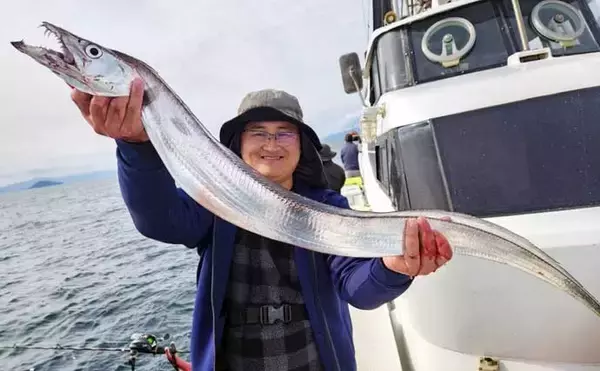 「【沖釣り釣果速報】タチウオ便でドラゴン級が続々！タイラバでは60cmマダイも（大分・熊本）」の画像