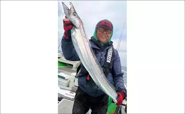 「【沖釣り釣果速報】タチウオ便でドラゴン級が続々！タイラバでは60cmマダイも（大分・熊本）」の画像