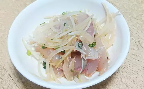 釣魚で作る「血液サラサラ」レシピ：ネリゴとタマネギの和え物　食感の相性抜群