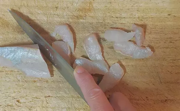 「釣魚で作る「血液サラサラ」レシピ：ネリゴとタマネギの和え物　食感の相性抜群」の画像