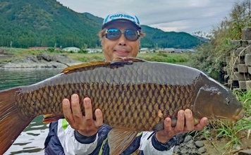 「ノベザオ一本で巨ゴイとガチンコ勝負！」豪快ファイトで76cmを手中【岐阜・長良川郡上】