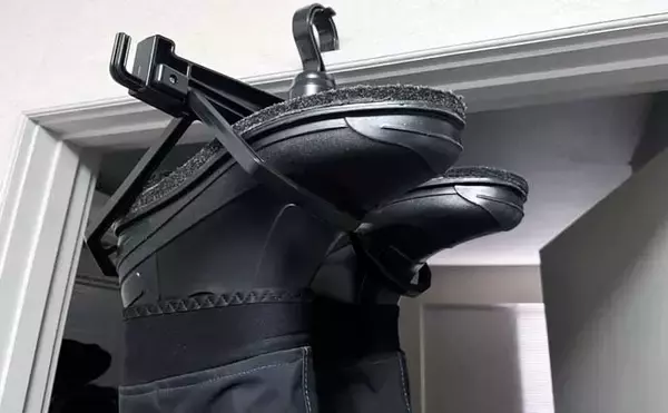 「「転んでウェーダーが破けた！」 ボンドを使った補修方法と作業時の注意点を解説」の画像