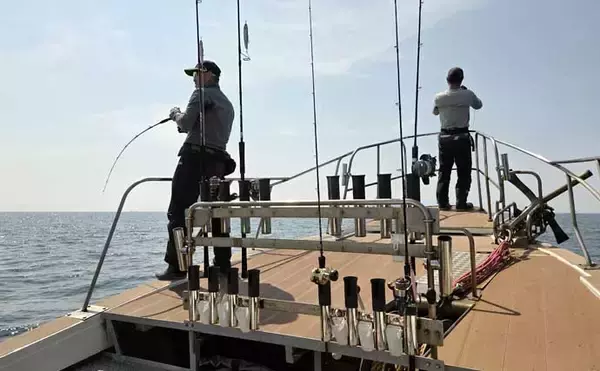 「「寒ブリ並みに脂ノリノリ！」若狭湾ジギングでブリが連発【あみや渡船・JIG‐BOY】」の画像