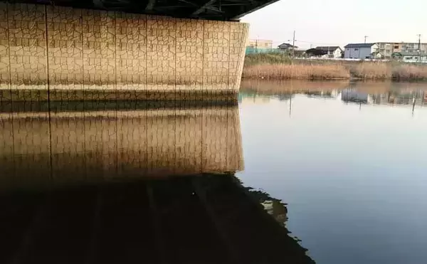 「「真冬の低水温期こそボトムを狙うべし！」 リバーシーバスゲームで50cm級をキャッチ」の画像