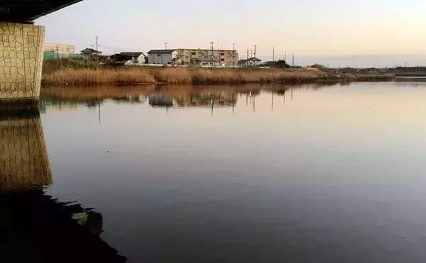 「「真冬の低水温期こそボトムを狙うべし！」 リバーシーバスゲームで50cm級をキャッチ」の画像