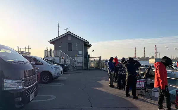 「「大群なのになぜ釣れない？」サヨリ釣りで初めは苦戦も50匹好捕【鹿島港魚釣園】」の画像
