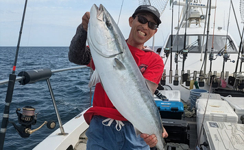 日本海オフショアジギング釣行で80cm超ブリ手中も大苦戦？ キャスティングでのナブラ撃ちに軍配