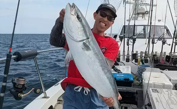 日本海オフショアジギング釣行で80cm超ブリ手中も大苦戦？ キャスティングでのナブラ撃ちに軍配