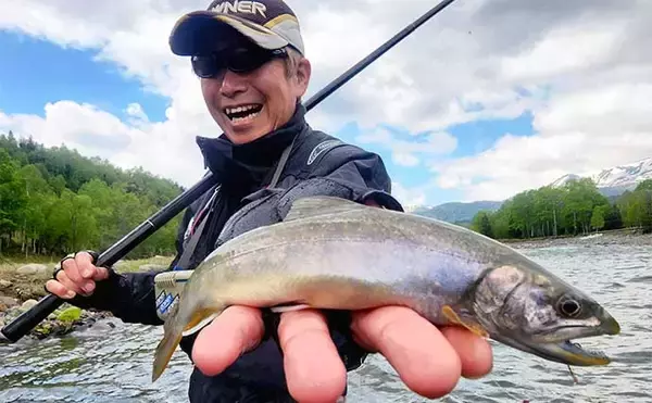 「北海道への渓流遠征釣行で75cmイトウ堂々浮上　エサ釣りでキャッチ」の画像