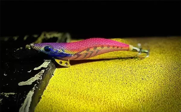 「アオリイカエギングにおける【コントラストカラーの使い所と活用法】」の画像