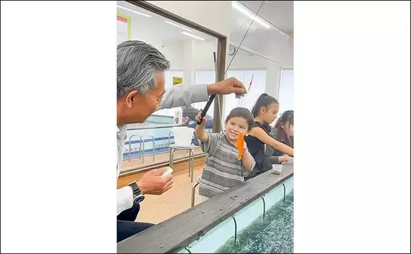 「釣り堀・遊でキンギョ釣りを満喫【愛知】3人の子どもが次々ヒットで大喜び」の画像