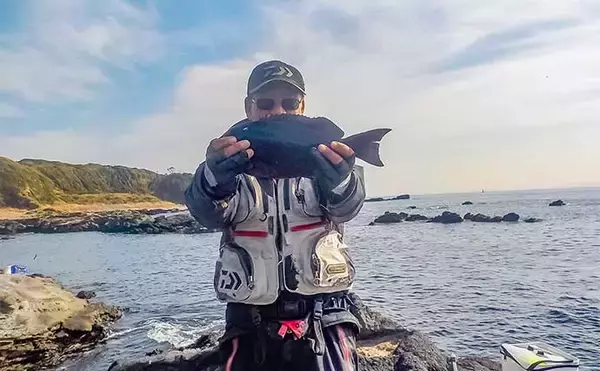 「神奈川の地磯で冬のフカセ釣りを満喫【城ヶ島】35cm超えのメジナを連打」の画像