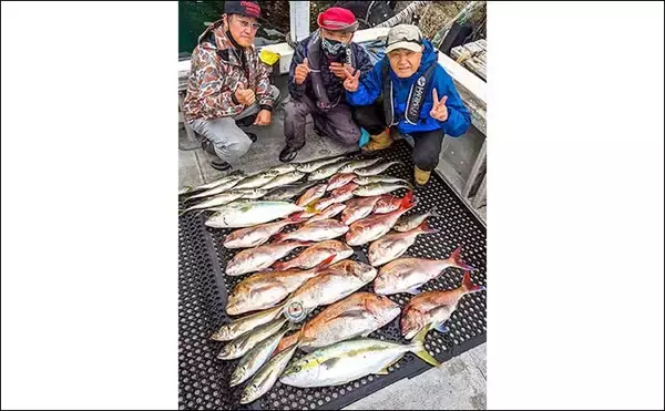 「乗っ込みマダイ狙いの『完全フカセ釣り』で80cm美マダイにヒラマサも」の画像