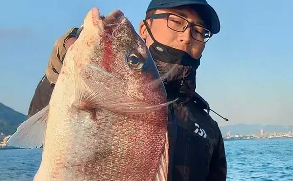 関門一つテンヤ釣りで良型マダイ手中　低活性時はステイより誘いが重要