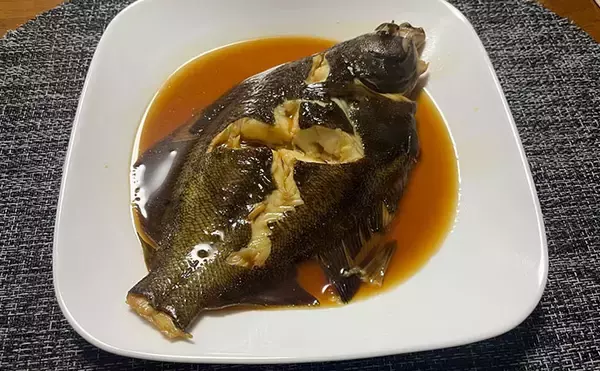 「釣った2種のカレイ煮付けを食べ比べしてみた！ イシガレイとクロガシラカレイどっちが美味しい？」の画像