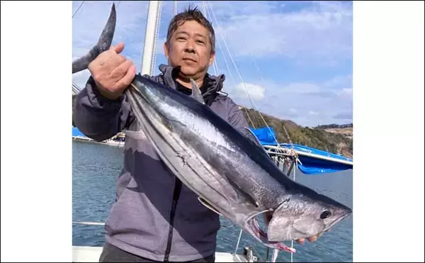 「船釣り最新釣果情報【三重】泳がせ釣りでグッドサイズのヒラメが顔出し」の画像