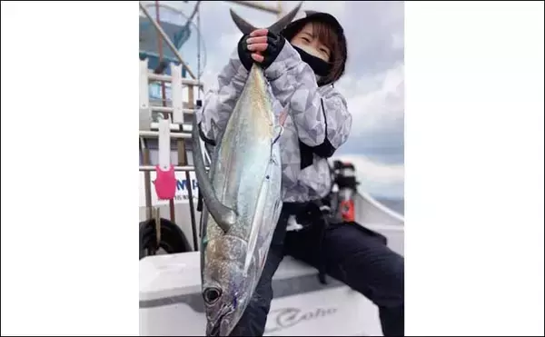 「船釣り最新釣果情報【三重】泳がせ釣りでグッドサイズのヒラメが顔出し」の画像