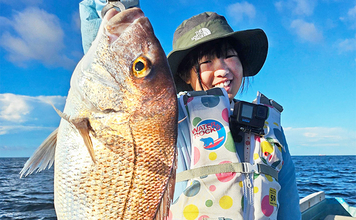 親子で挑んだ岩代沖カセ釣りで55cmマダイ手中【和歌山】イサキやメイチダイも好ヒット