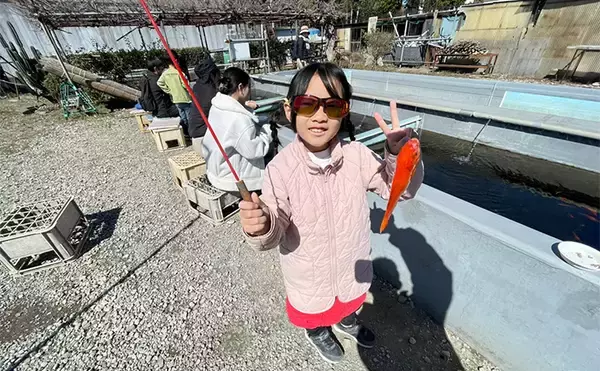 「やま喜フィッシングセンターで娘と釣りデート【神奈川】金魚釣りを堪能」の画像