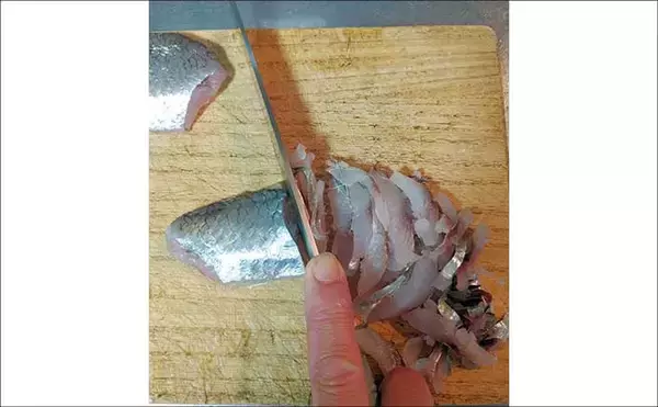 「釣った魚で作る「スナック」レシピ：ヒラのチップス　米粉で揚げればサクサク感が持続」の画像