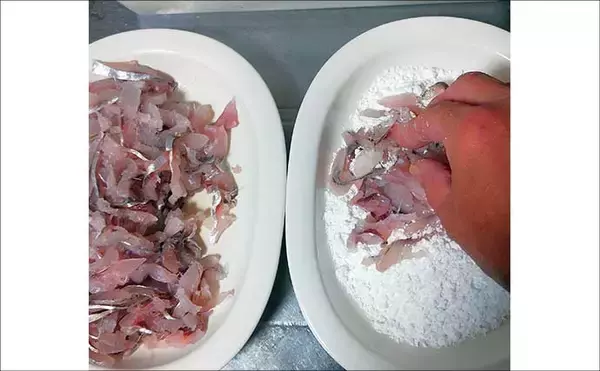 「釣った魚で作る「スナック」レシピ：ヒラのチップス　米粉で揚げればサクサク感が持続」の画像