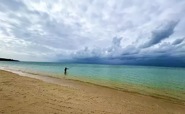 「石垣島の打ち込み（ブッコミ）釣りが最高過ぎた！ 手ぶらでOKで釣魚調理＆三線サービスまで？」の画像
