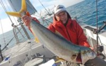 第二大福丸での落とし込み釣りでヒラマサ6尾＆良型マダイを手中【福岡・大島】探見丸でベイト層を攻略