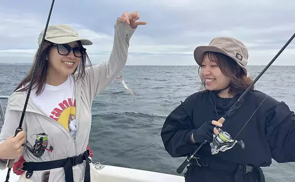 「初夏の伊勢湾でリレー釣り満喫　キス60匹・マダイ6枚・ブリ7本の好釣果」の画像