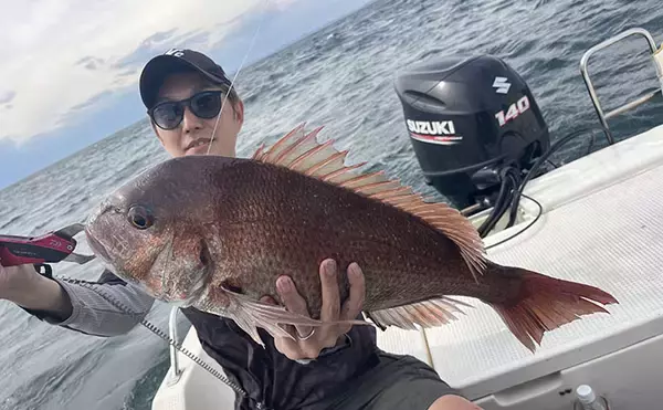 「初夏の伊勢湾でリレー釣り満喫　キス60匹・マダイ6枚・ブリ7本の好釣果」の画像