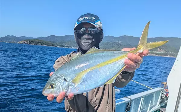 「「船上が戦場さながらに？」初めてのシマアジ釣りで本命キャッチに成功【和歌山・黒龍丸】」の画像