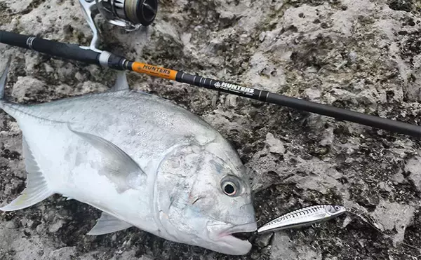 「陸っぱりルアーフィッシングで人生初のGT（ロウニンアジ）をキャッチ！【沖縄】ナブラを狙い撃ち」の画像