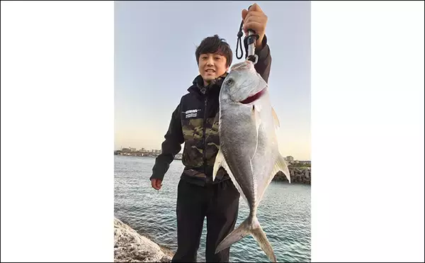 「陸っぱりルアーフィッシングで人生初のGT（ロウニンアジ）をキャッチ！【沖縄】ナブラを狙い撃ち」の画像
