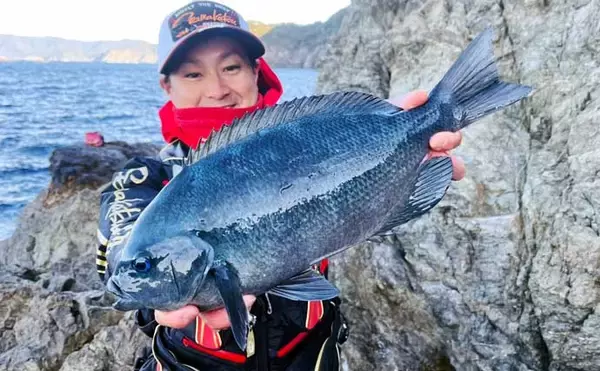 「「気温は低いけど心はホカホカ！」 磯フカセ釣りで40cm超え頭に良型クロ連発」の画像