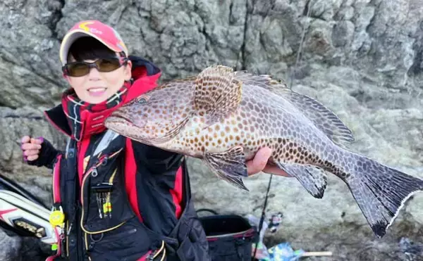 「「気温は低いけど心はホカホカ！」 磯フカセ釣りで40cm超え頭に良型クロ連発」の画像